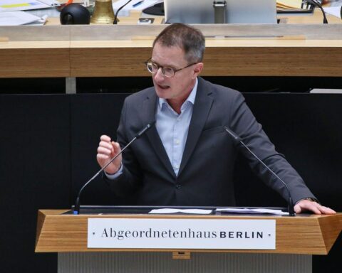Alexander King und Michael Lüders konzentriert am Wahlkampf, symbolisieren soziale Gerechtigkeit in Berlin.