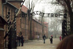 Virtuelle Führung durch Auschwitz: Erinnerung an Holocaust, Bildung für junge Generation, interaktive Erlebnisse.