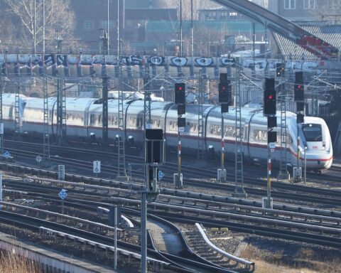 Ein ICE-Zug auf Gleisen, symbolisierend die Herausforderungen der Bahn-Pünktlichkeit in Deutschland.
