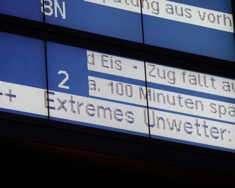 Anzeigetafel mit Warnhinweisen zu Baustellen und Pünktlichkeit im Bahnverkehr.
