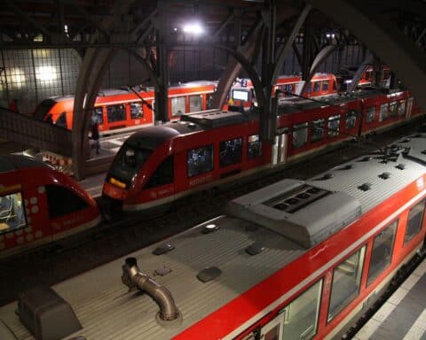 Züge der DB Regio im Einsatz, symbolisieren Qualität und Herausforderungen im Nahverkehr Baden-Württembergs.