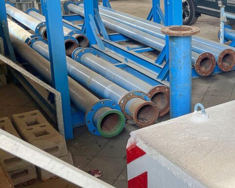 Rohre auf Baustelle symbolisieren Rückgang der Bauproduktion in Nordrhein-Westfalen im Oktober 2025.