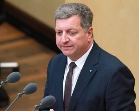 Verkehrsminister unterzeichnet Vertrag für die Umstellung auf Akku-Züge im Schienenverkehr in Bayern.