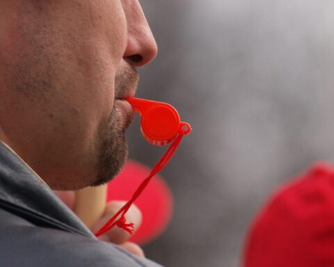 Beamte demonstrieren für höhere Gehälter und gegen steigende Lebenshaltungskosten in Deutschland.