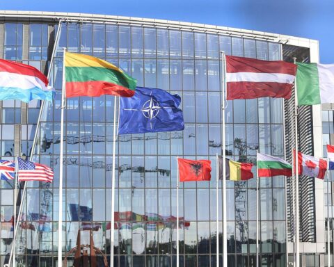 Nato-Hauptquartier mit Flaggen, Symbol für Zusammenarbeit und Überwachungsmission in der Arktis.