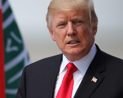 Donald Trump in Diskussion über militärische Optionen wegen Iran-Protesten und Regierungsgewalt.