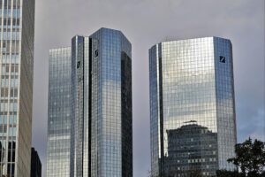 Ermittler durchsuchen Deutsche Bank wegen Geldwäscheverdachts in Frankfurt und Berlin.