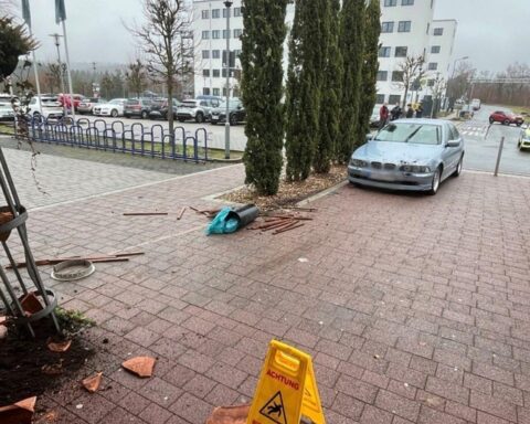 Unfall: Auto rammt Hallenbad nach Fahrerin mit 2,88 Promille Alkohol am Steuer.