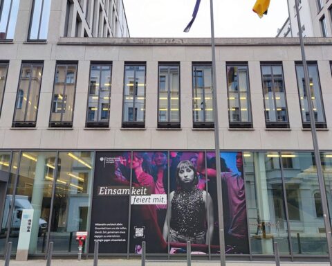 Ein Bild von Karin Prien, Diskussion über Demokratieprogramme und die kommunale Mitbestimmung.