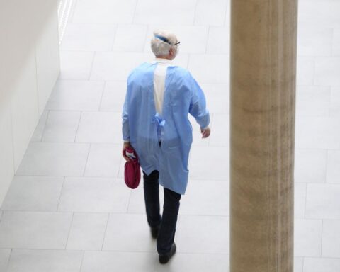 Ärztin verabreicht Antikörpermedikament, innovative Injektionstechnik erleichtert Selbstbehandlung zu Hause.