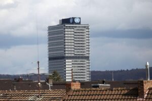 UN-Campus in Bonn mit Mitarbeitern, Symbol für internationale Entwicklung und Zusammenarbeit.