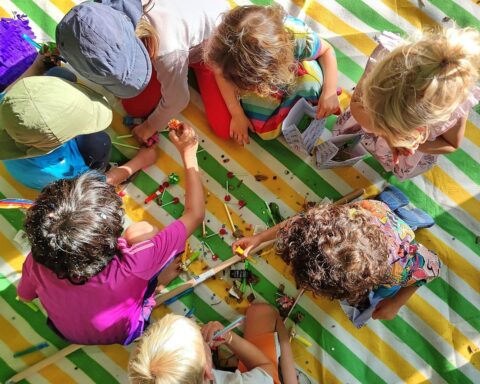 Kinder in einer städtischen Umgebung, deren Ernährung unter steigenden Preisen leidet.