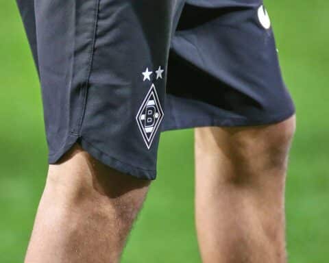 Borussia Mönchengladbach präsentiert neuen Innenverteidiger Kota Takai im Training mit Rückennummer 14.