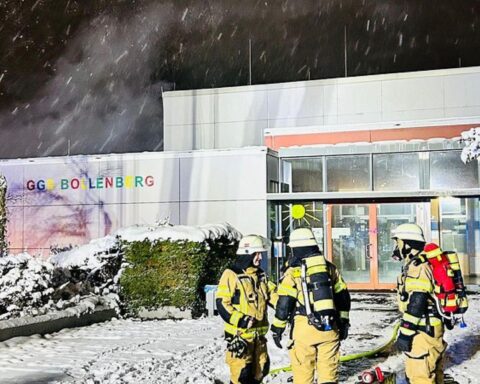 Feuerwehreinsatz an Schule: Flammen und Rauch, beschädigte Schulbüros, Feuerwehrmitglieder im Einsatz.
