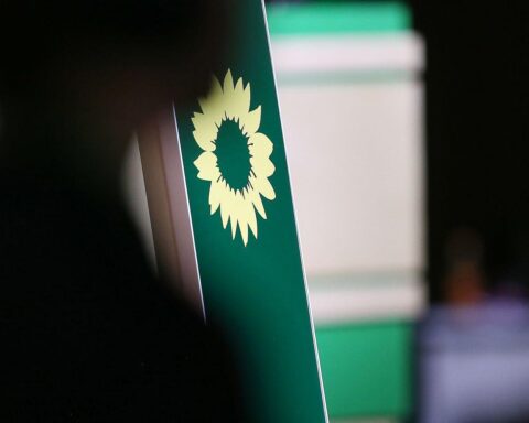 Grünen-Logo mit Fokus auf Braunkohleabbau und umweltpolitischen Forderungen der Brandenburger Bündnisgrünen.