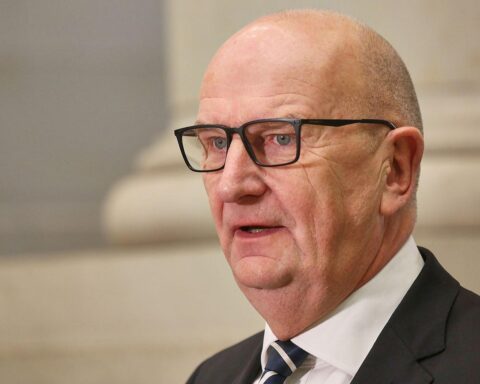 Dietmar Woidke diskutiert Klimaschutz, Unternehmen und CO₂-Preise in Potsdam.