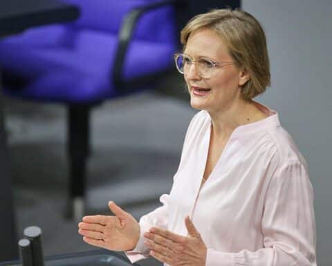 Franziska Brantner fordert Druck auf Iran, um Gewalt zu beenden und Dialog zu fördern.