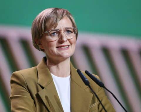 Franziska Brantner kritisiert Merz' Haltung zur Bundeswehrbeteiligung in der Ukraine.