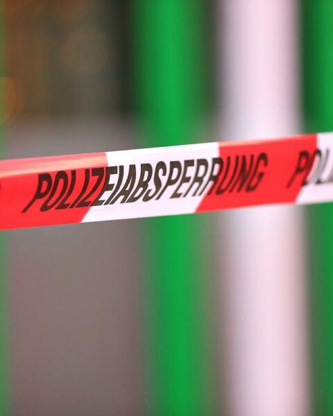 Polizeiabsperrung an Autobahn, Ermittlungen nach Brückenwurf auf fahrendes Auto.