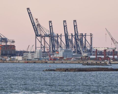 Industrieanlagen und Wirtschaftswachstum: Symbolik für steigendes Bruttoinlandsprodukt in Deutschland 2025.