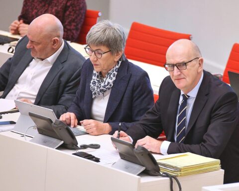 Drei Politiker diskutieren wichtige Entscheidungen zur Koalitionspolitik in Brandenburg.