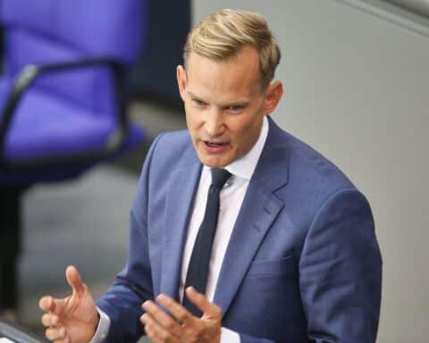 Hendrik Streeck diskutiert Drogenpolitik, betont soziale Verantwortung und Risiken harter Drogen.