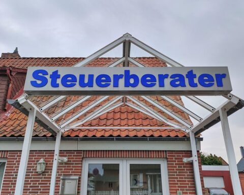 Bild eines Steuerberaters, der Kunden berät, symbolisiert Steuerrechtsreform und digitale Zukunft.