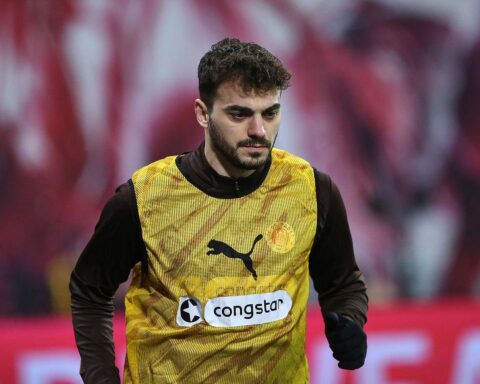 Zwei rivalisierende Fußballmannschaften im Millerntor-Stadion, intensives, aber torloses Stadtderby zwischen St. Pauli und HSV.