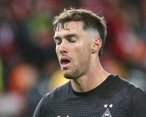 Stuttgart feiert triumphalen 3:0-Sieg gegen Mönchengladbach; Joe Scallys Eigentor entscheidend.