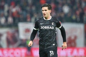 Zwei Fußballmannschaften feiern ein spannendes Unentschieden, Emotionen und Action auf dem Platz.