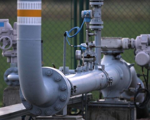 Gasspeicher in Deutschland mit winterlicher Landschaft, Symbol für gesicherte Energieversorgung trotz Wintersturm.