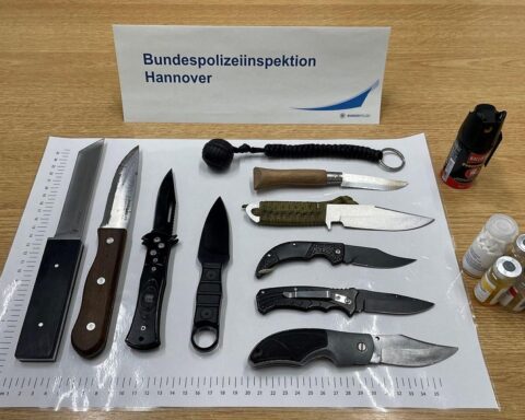 Bundespolizei zeigt sichergestellte Waffen nach Kontrollen am Hauptbahnhof Hannover gegen Gewaltkriminalität.