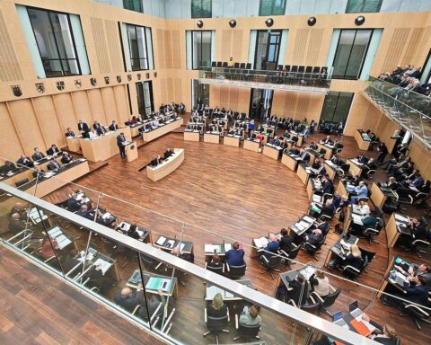 Ministerpräsident Woidke präsentiert wichtige Gesetzesvorhaben für Brandenburg: Bahn, Raffinerie, Wolfsmanagement.