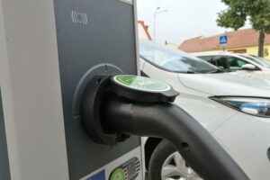 Stromtankstelle für Elektroautos, symbolisiert Förderung und Zukunft nachhaltiger Mobilität in Deutschland.