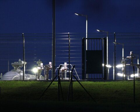 Gasspeicher und Kraftwerke symbolisieren Deutschlands Übergang zur Energieversorgung und bevorstehende Kostenfragen.