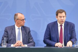 Friedrich Merz und Lars Klingbeil diskutieren über Steuervorschläge in Berlin, symbolisieren Koalitionsspannung.