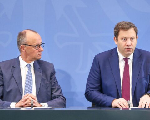 Friedrich Merz und Lars Klingbeil diskutieren über Steuervorschläge in Berlin, symbolisieren Koalitionsspannung.