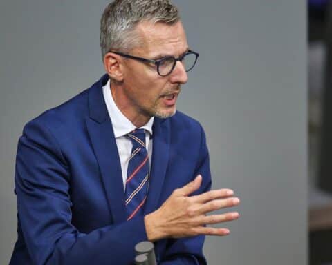 Lars Castellucci spricht über Menschenrechte und unabhängige Untersuchung in Bezug auf tödliche Vorfälle.