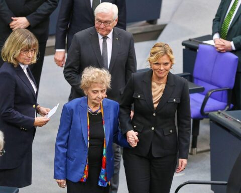 Tova Friedman spricht im Bundestag über Holocaust-Opfer und gegen aktuellen Antisemitismus.