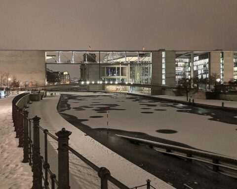Bundestag im Winter, Symbol für politische Kontroversen und Sicherheitsdebatten bezüglich der AfD.