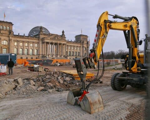 Baustelle am Deutschen Bundestag mit Baukränen und Modernisierungsarbeiten für den Luisenblock Ost.