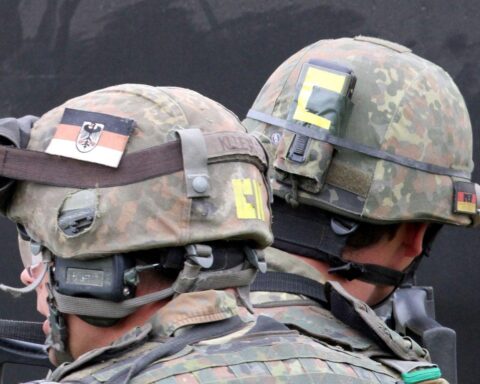 Bundeswehr-Helme symbolisieren Disziplin und Reformen nach Missständen in den Fallschirmjägern.