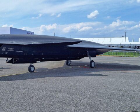 Das Bild zeigt moderne Kampfdrohnen, symbolisch für aktuelle Rüstungsbeschaffungen der Bundeswehr in Deutschland.