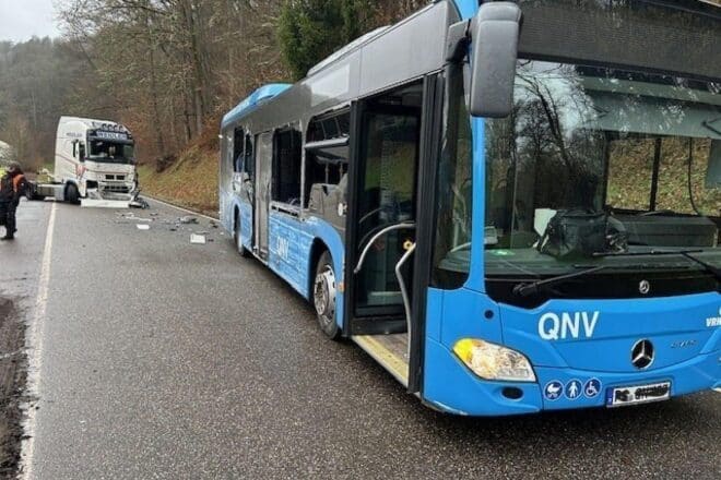 Bus und Lkw stoßen bei Trulben zusammen