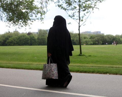 Frau in Burka, symbolisiert Debatte über Vollverschleierungsverbot und Frauenrechte in Deutschland.