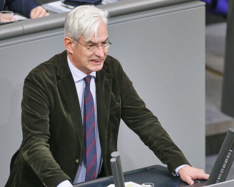 Haushaltspolitiker fordern tiefgreifende Reformen und Kürzungen im Bundeshaushalt 2027.