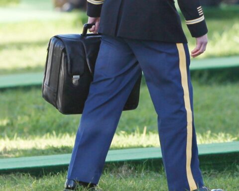 Atomkoffer symbolisiert Deutschlands Überlegungen zur Beteiligung an eigenem Nuklearschutz in Europa.