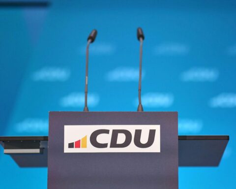 CDU-Logo vor Hintergründen von Schnee und Sturm, symbolisiert abgesagte Jahresauftaktklausur.