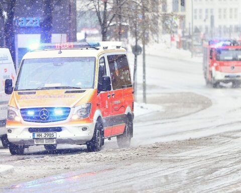 Rettungsdienst und Feuerwehr im Einsatz bei winterlichen Wetterbedingungen in Hamburg.