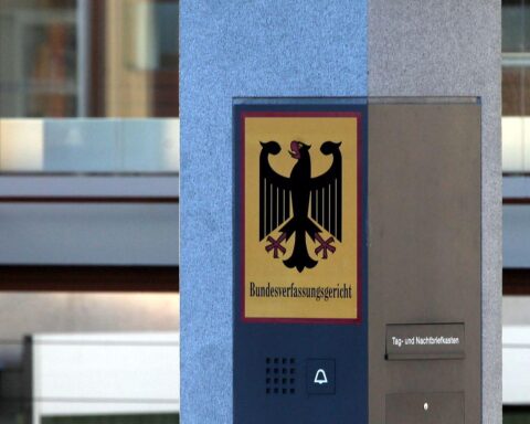 Symbolische Darstellung des Bundesverfassungsgerichts mit dem Thema Asylrecht und politische Konflikte.